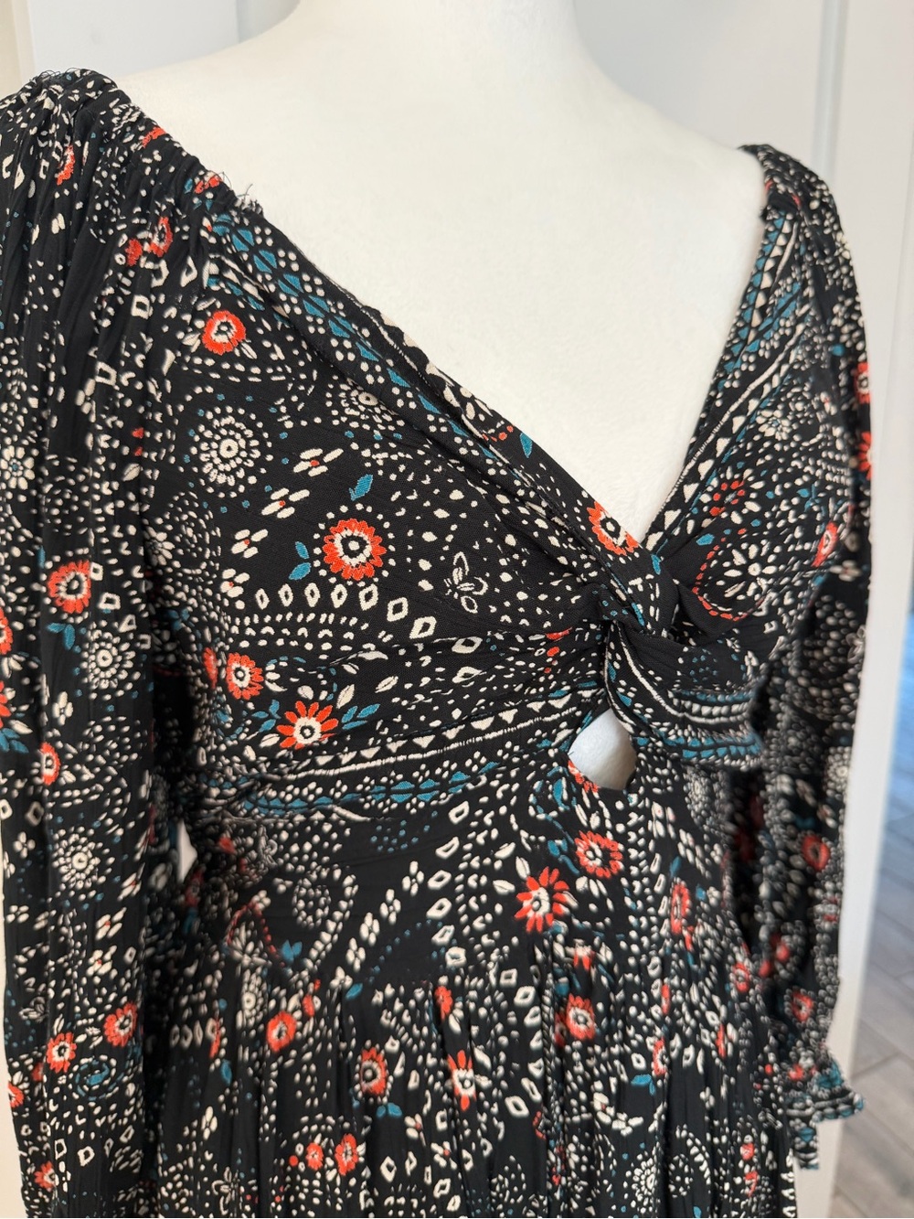 Angie Keyhole Cutout Black Floral Twist-Front Long Sleeve Boho Dress Size Large - Picture 3 of 9